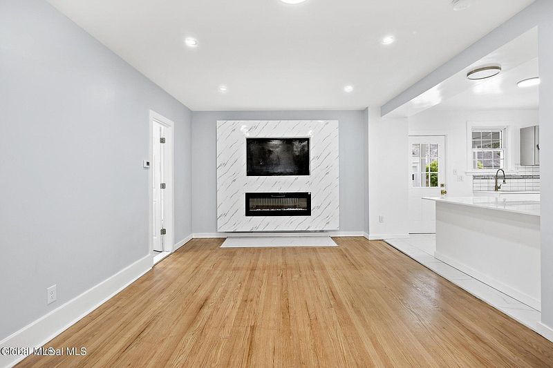 4th image of 979 Washington Avenue