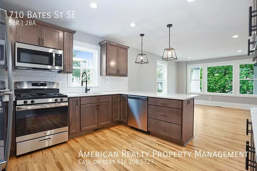 5 bed, 2000 sqft, $3,300 — Photo 3