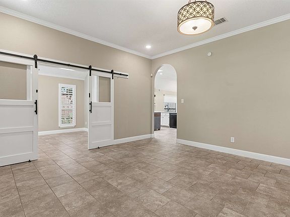 4th image of 18 Heritage Woods Pl