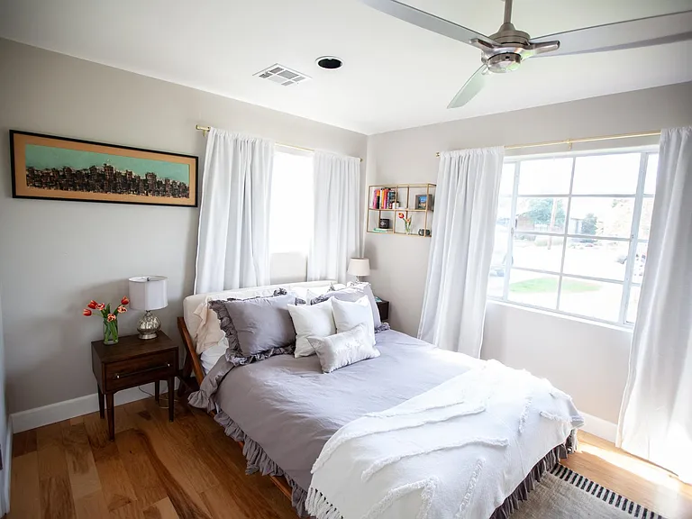 833 W Earll Dr — Photo 3