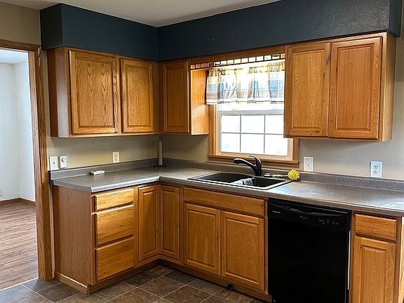 3rd image of 821 Willow St
