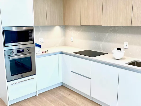 588 Harrison Ave #202, Coquitlam, BC V3J 3Z5