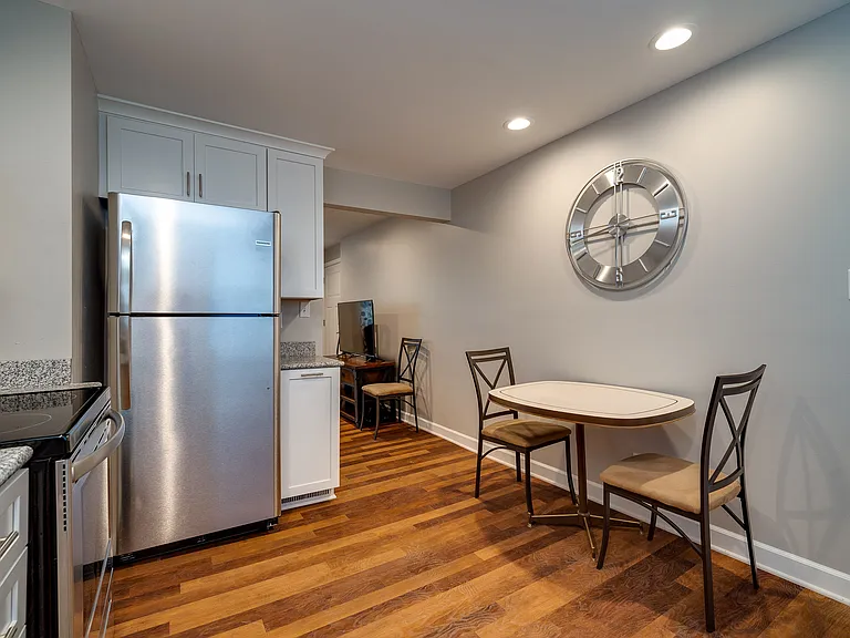 1126 Irving Ave #4 — Photo 7