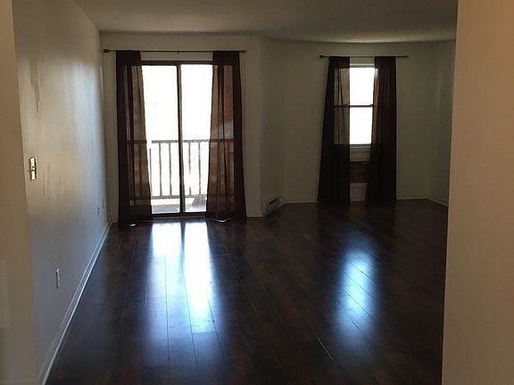 Foyer area into Living Room