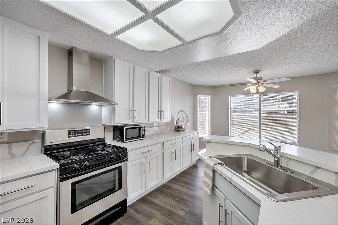 3 bed, 2.5 bath, 1646 sqft, $2,400 — Photo 1