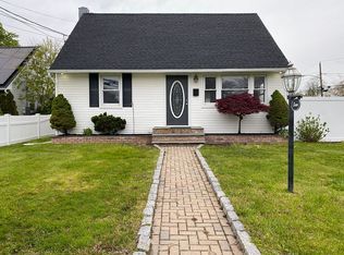 7 Garfield St, Bay Shore, NY 11706