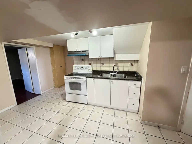 52 Grassington Cres #BASEMENT — Photo 9
