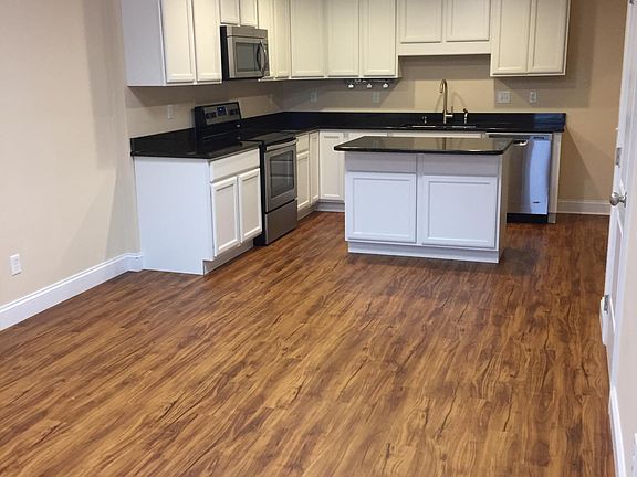 2nd image of 82 Brownstone Ln