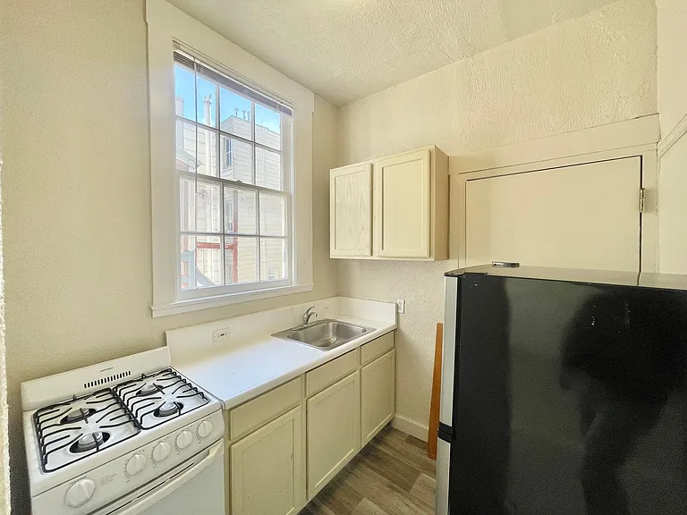 585 Birch St #15 — Photo 7