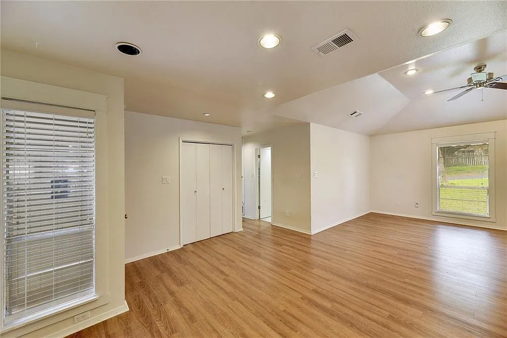 2 bed, 1000 sqft, $2,000 — Photo 2