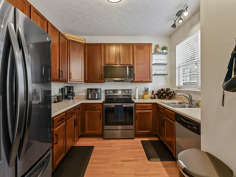 2410 N College Ave — Photo 20