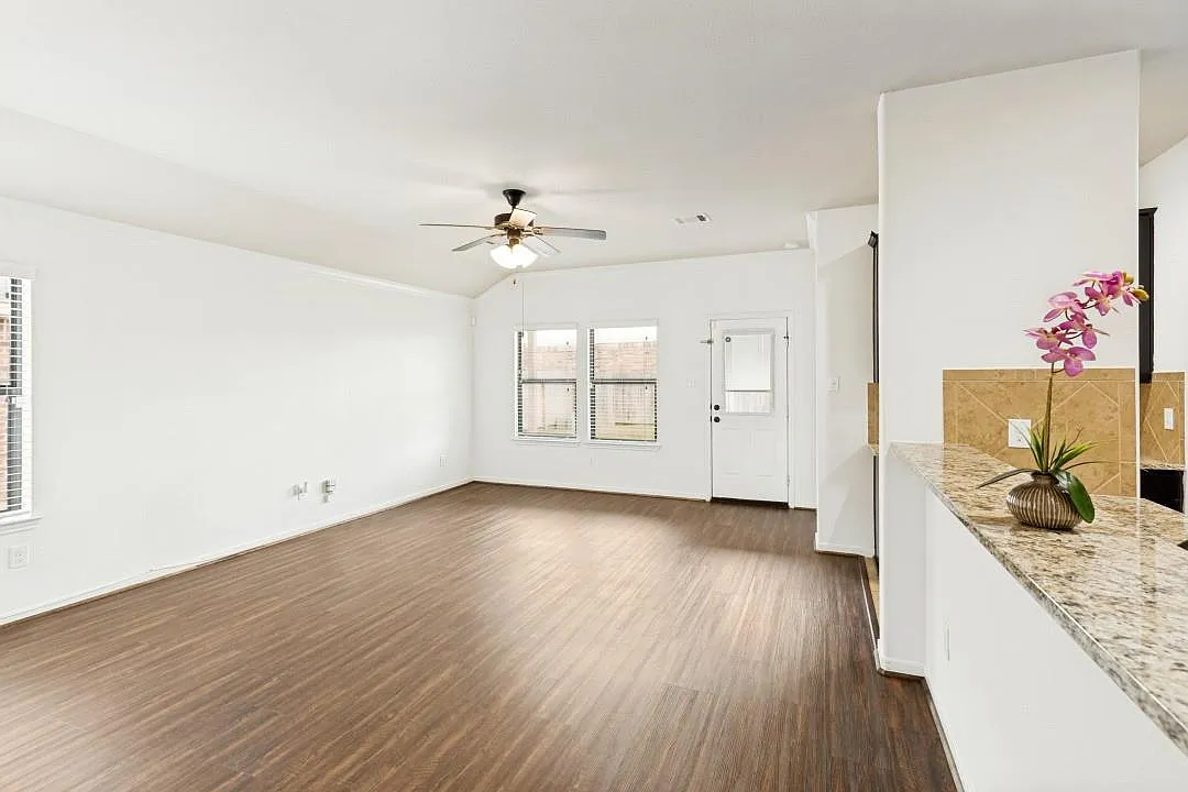 3 bed, 2.0 bath, 1620 sqft, $1,900 — Photo 4