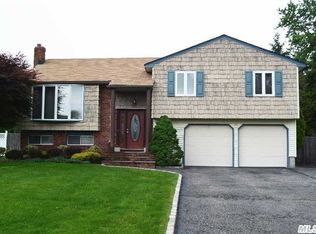 22 Greenfield Ln, Commack, NY 11725