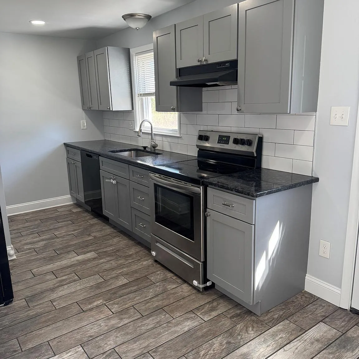 3 bed, 1.0 bath, 936 sqft, $2,400 — Photo 2