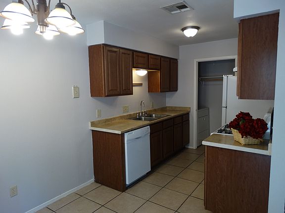 5th image of 2012 Iroquois Ln #B