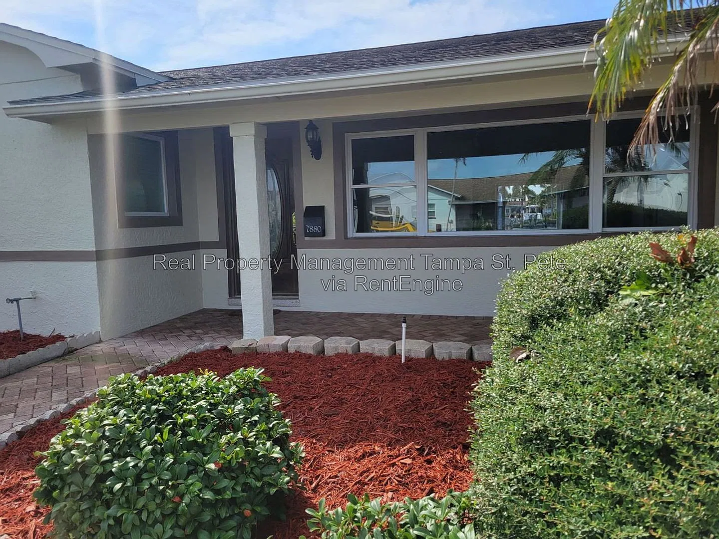 3 bed, 2.0 bath, 1660 sqft, $3,995 — Photo 3