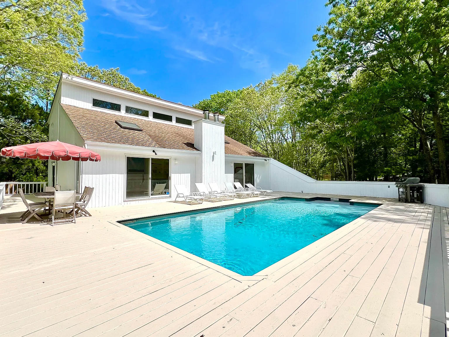 Modern, Spacious. Heated Pool. Bike to Bay! — Photo 1