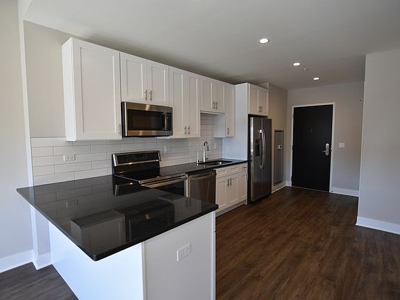 4th image of 3817-45 N Broadway St #3833-517