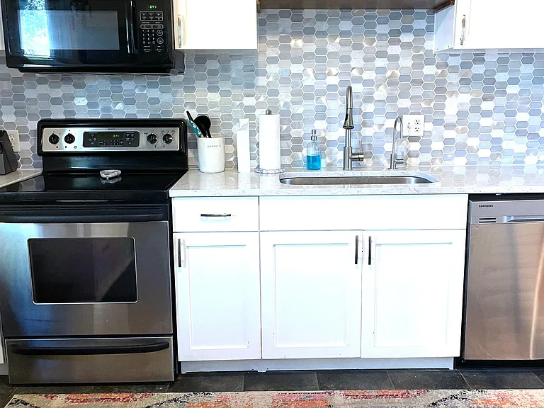 541 Myra St — Photo 10