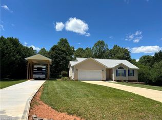 167 Southwycke Ln, Pilot Mtn, NC 27041