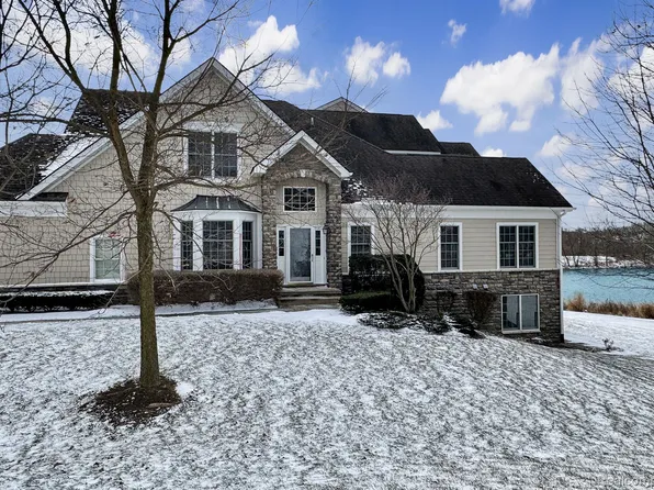 24751 Reeds Pointe Dr, Novi, MI 48374