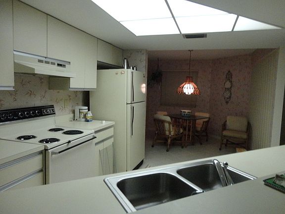2nd image of 625 NW North River Dr APT 402