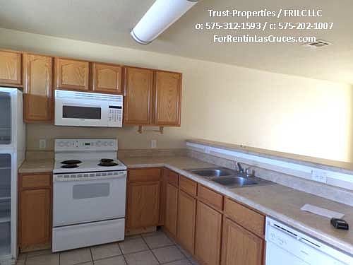 Kitchen w/ Breakfast nook