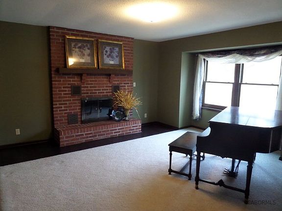 5th image of 684 Woodcock Dr