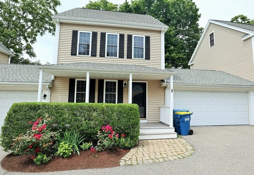 2 bed, 1.5 bath, 1350 sqft, $3,300 — Photo 2