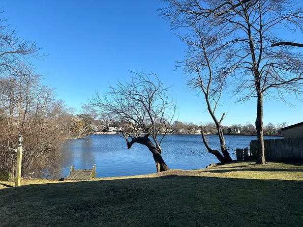 15 Barberry Rd, West Islip, NY 11795