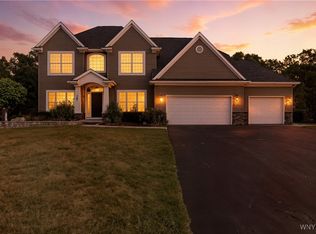 7244 Creekbend Dr, North Tonawanda, NY 14120