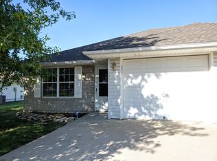 208 NW Parker Dr, Grain Valley, MO 64029