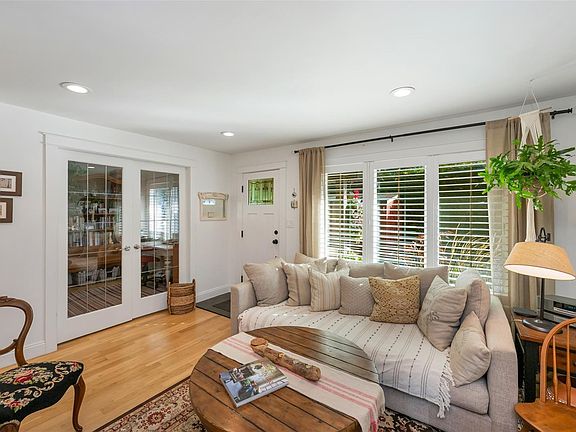 5th image of 4826 W Saanich Rd