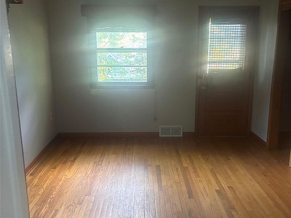 4th image of 931 Dewey St