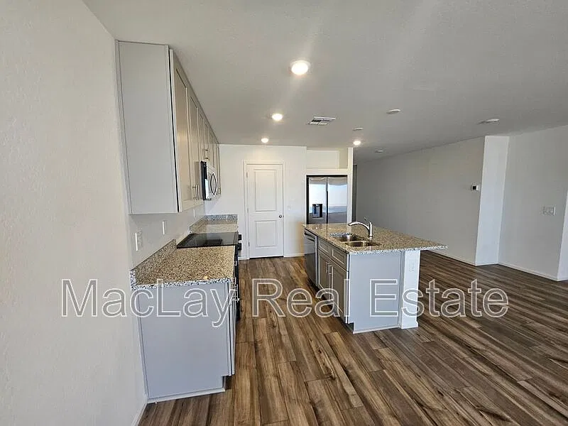 4 bed, 3.0 bath, 1953 sqft, $1,795 — Photo 4