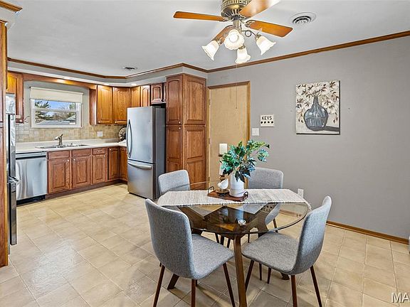 3rd image of 118 Whispering Oaks Dr