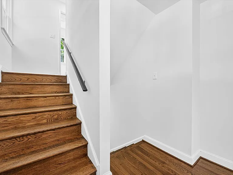 9514 Edgeley Rd — Photo 16