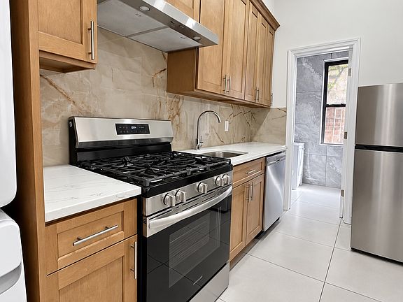 5th image of 1822 Harman St APT 1R