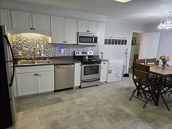 4th image of 444 Bryan Rd