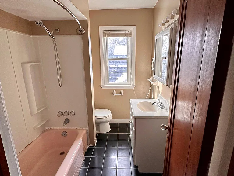 714 Schuyler St — Photo 8