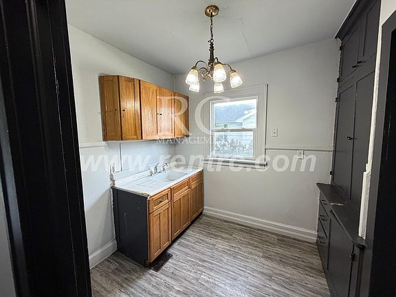 2nd image of 327-2 Robinson St