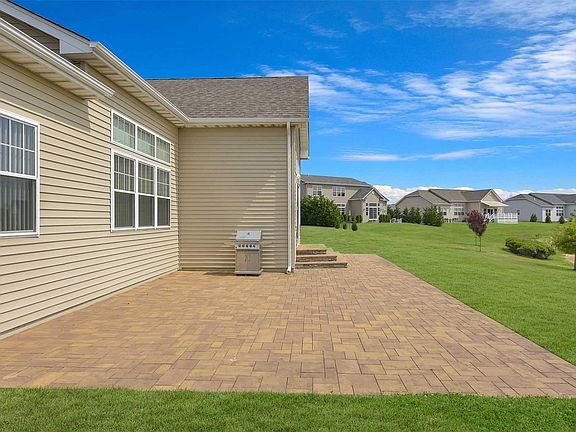 3rd image of 60 Hamptons Court Dr W