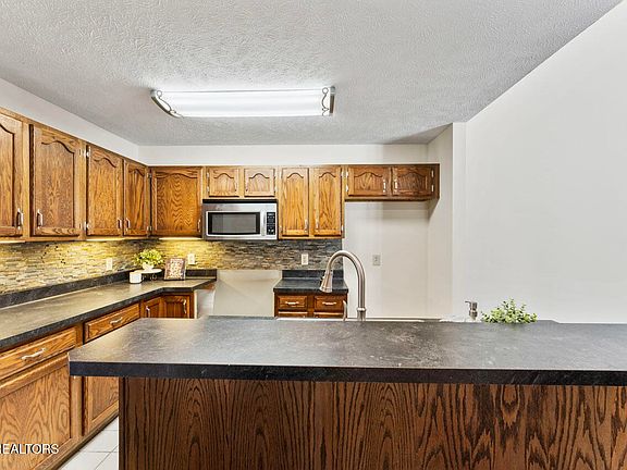 5th image of 413 Denton Ct
