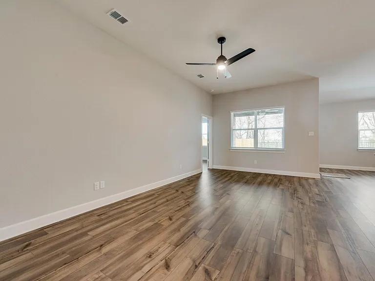 800 Jackel Dr — Photo 6