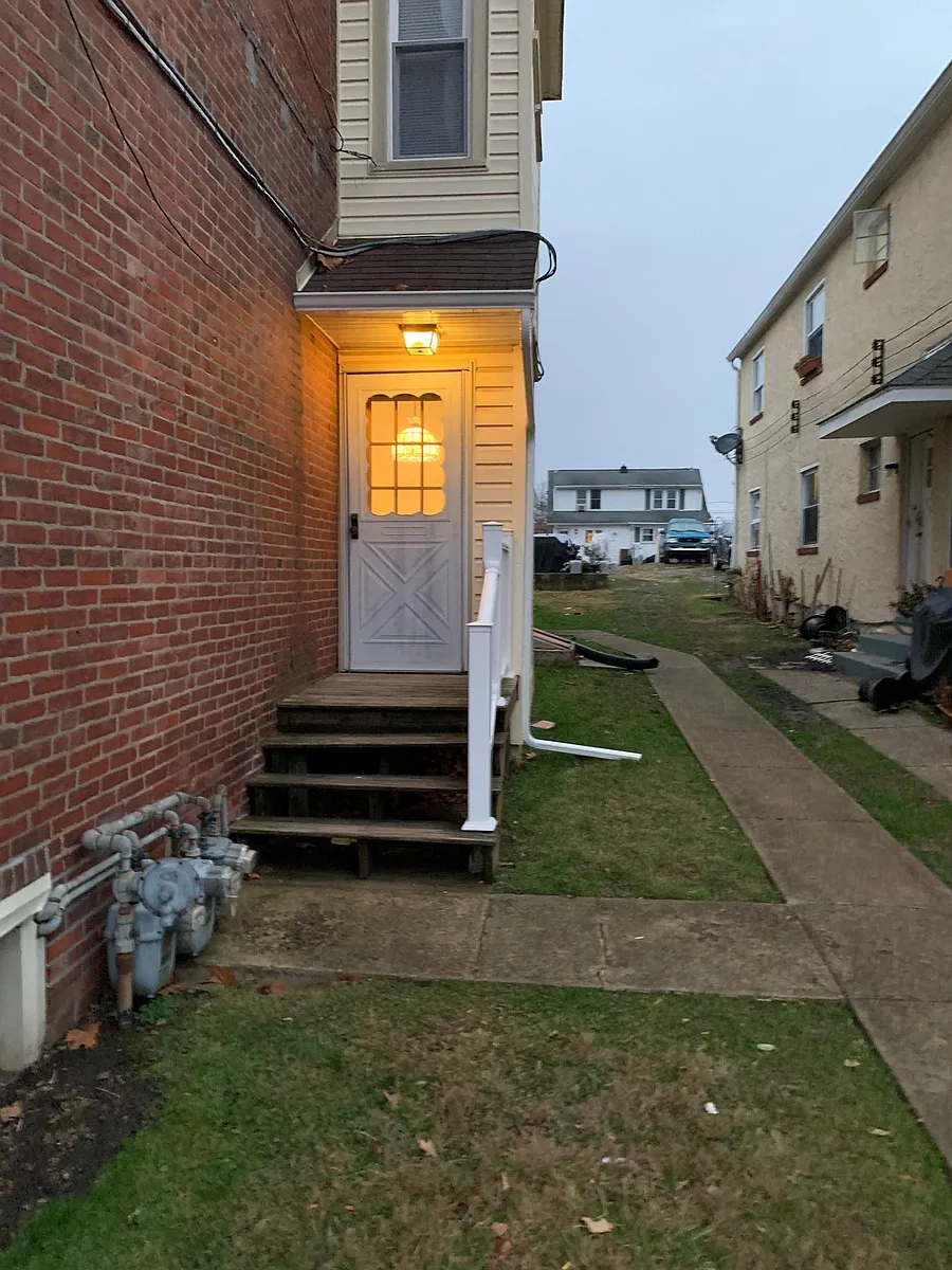 Private side entrance - 47 Centre Ave #1