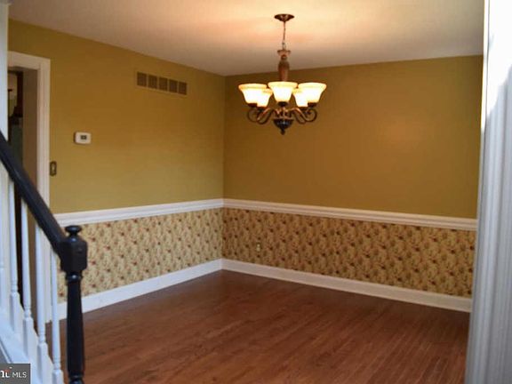 5th image of 43 Foxchase Dr