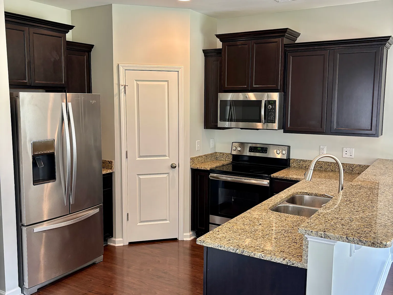 4 bed, 2.5 bath, 1948 sqft, $2,250 — Photo 3