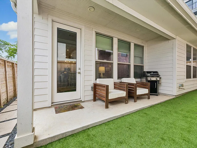 940 W 21st St — Photo 10