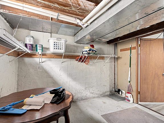 4th image of 808 N Prairie Ave