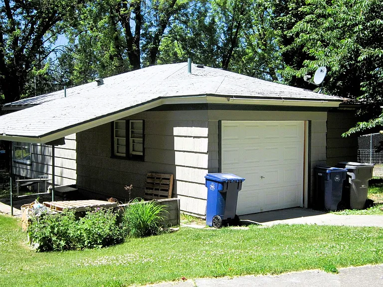 515 W Milwaukee Dr — Photo 2
